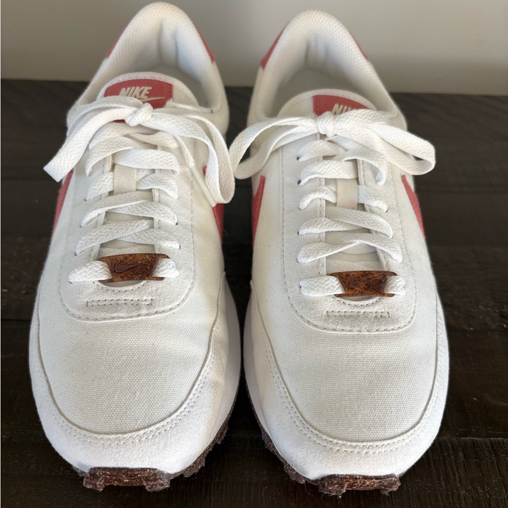 NIKE - SPECIAL EDITION - White and Pink Swoosh Low-Top Sneaker. Size 8.5 - Picture 13 of 16